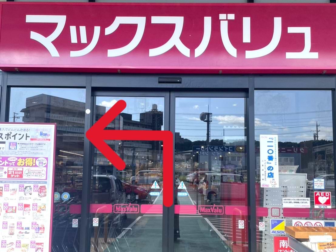 店内に入ったら左折し、直進します